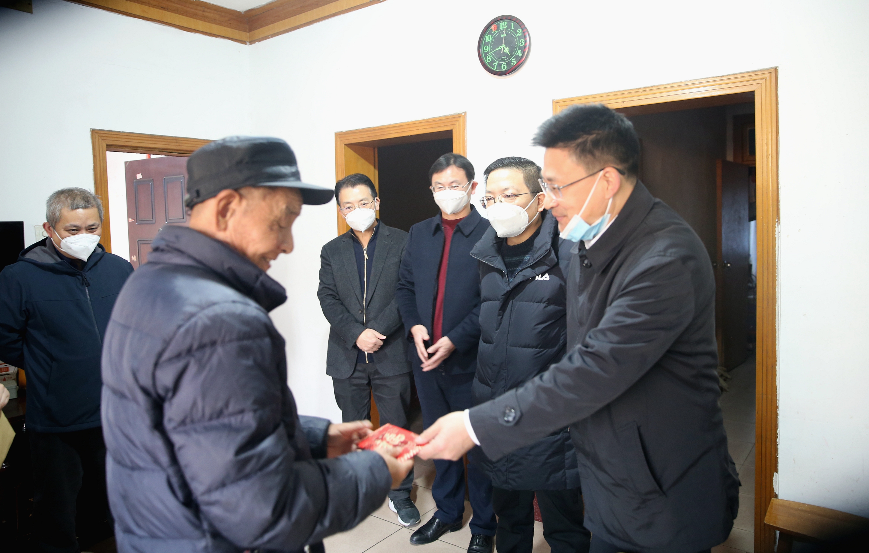 1.6李定桥来所走访慰问困难职工4.jpg