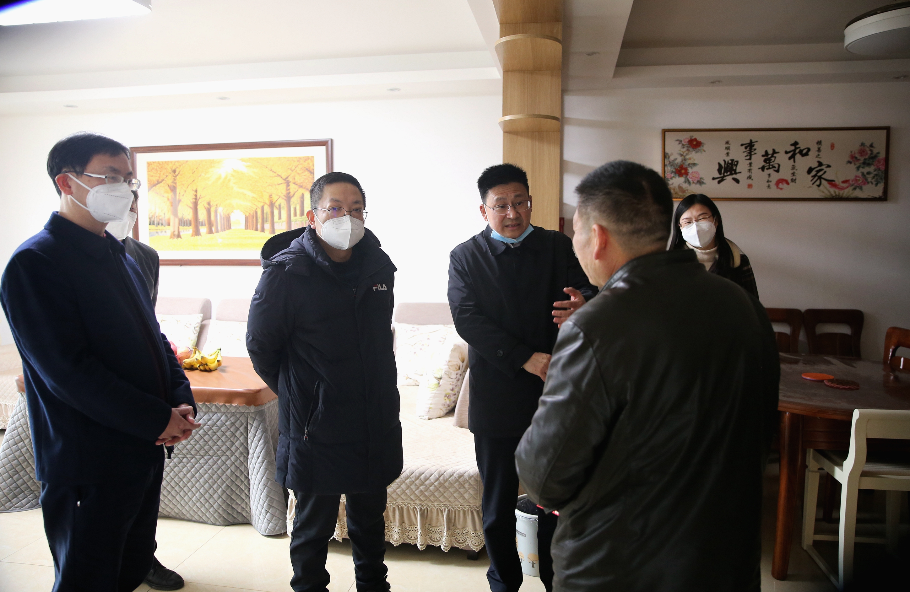 1.6李定桥来所走访慰问困难职工2.jpg