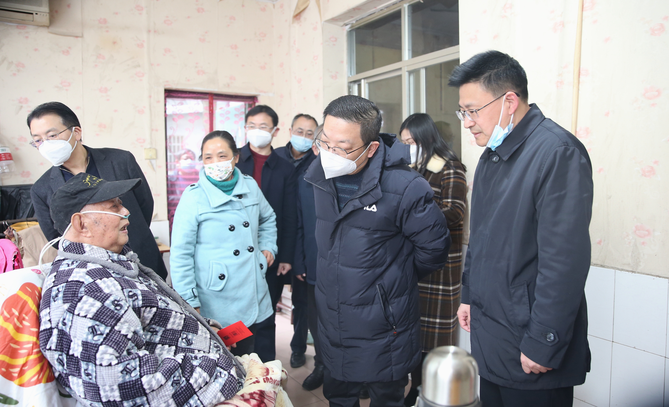 1.6李定桥来所走访慰问困难职工1.jpg
