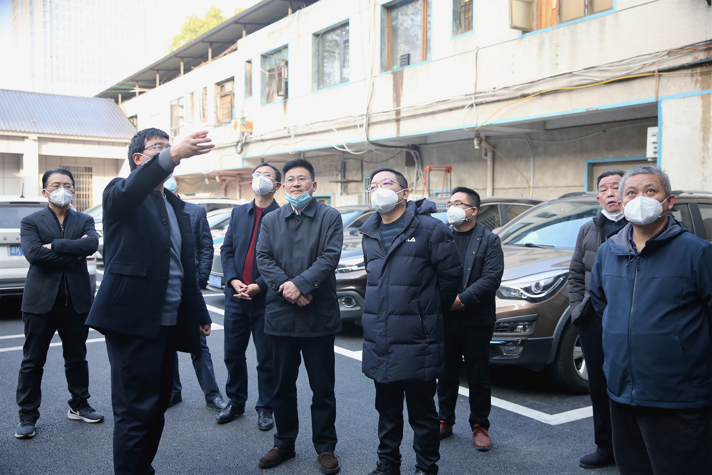 1.6李定桥来所走访慰问困难职工5.jpg