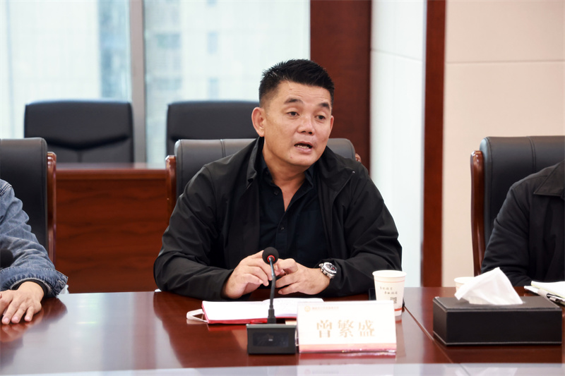 曾董.jpg 曾董.jpg