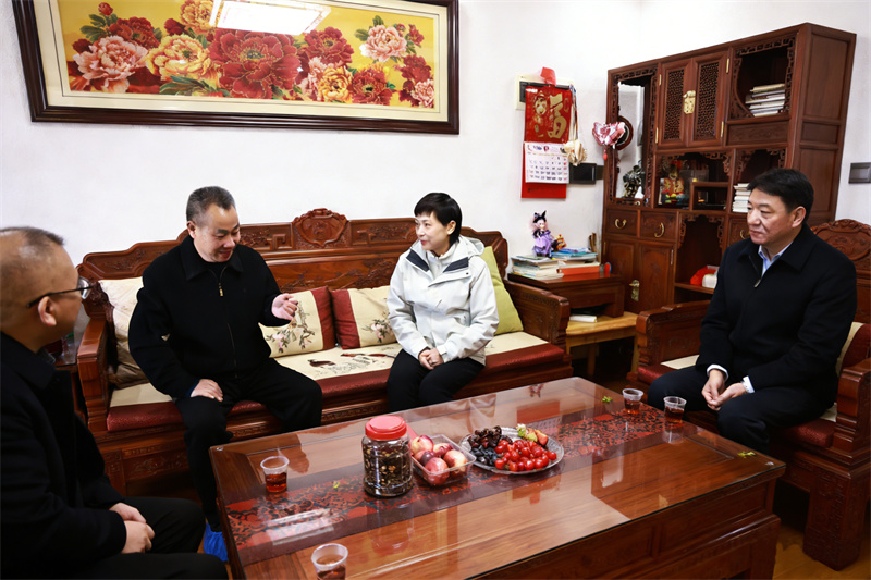 退休干部邓平华.jpg 退休干部邓平华.jpg